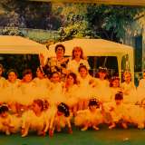 Risale agli anni 70 la foto di classe che ritrae piccole ballerine in tut� rosa nel cortile